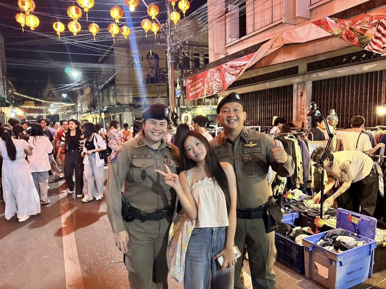 ร.ต.อ.หญิง วนัชพร ศรีภา ร้อยเวร ฯ พร้อมด้วยสายตรวจเวรประจำวัน ว.4 เดินตรวจ ปรากฏกาย เพื่อป้องกันเหตุ ดูแลรักษาความปลอดภัย ตรวจเยี่ยมทักทาย สร้างความเชื่อมั่นให้แก่นักท่องเที่ยวและประชาชนภายในงาน “บืน สุด ขีด บุญบ้าน ถนนยุทธภัฑณ์”