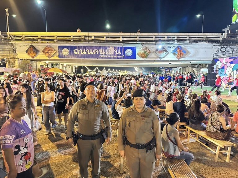 ร.ต.อ.หญิง วนัชพร ศรีภา ร้อยเวร ฯ พร้อมด้วยสายตรวจเวรประจำวัน ว.4 เดินตรวจ ปรากฏกาย เพื่อป้องกันเหตุ ดูแลรักษาความปลอดภัย ตรวจเยี่ยมทักทาย สร้างความเชื่อมั่นให้แก่นักท่องเที่ยวและประชาชนภายในงาน “แนวอุบล ครั้งที่ 3 ประจำปี 2569”