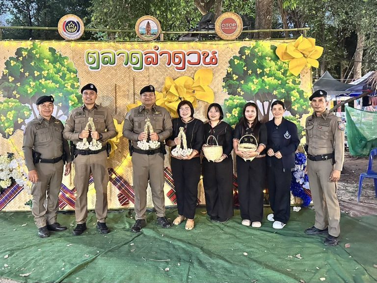 พ.ต.ท.ธนากร ธรรมเมธา สวญ.ส.ทท.3 กก.1 บก.ทท.2 ดูแลความปลอดภัย อำนวยความสะดวกให้กับประชาชนเเละนักท่องเที่ยว ภายในงานดอกลำดวนสืบสานประเพณีสี่เผ่าไท