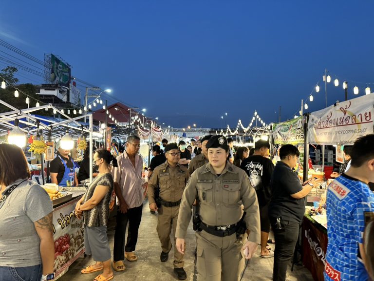 เจ้าหน้าที่สายตรวจประจำวัน ว.4 เดินตรวจ ปรากฏกาย ดูแลรักษาความปลอดภัย ตรวจเยี่ยมทักทาย สร้างความเชื่อมั่นให้แก่นักท่องเที่ยวและประชาชนในพื้นที่โครงการชุมชนท่องเที่ยวเข้มเเข็ง Strong Tourism Community (S.T.C)